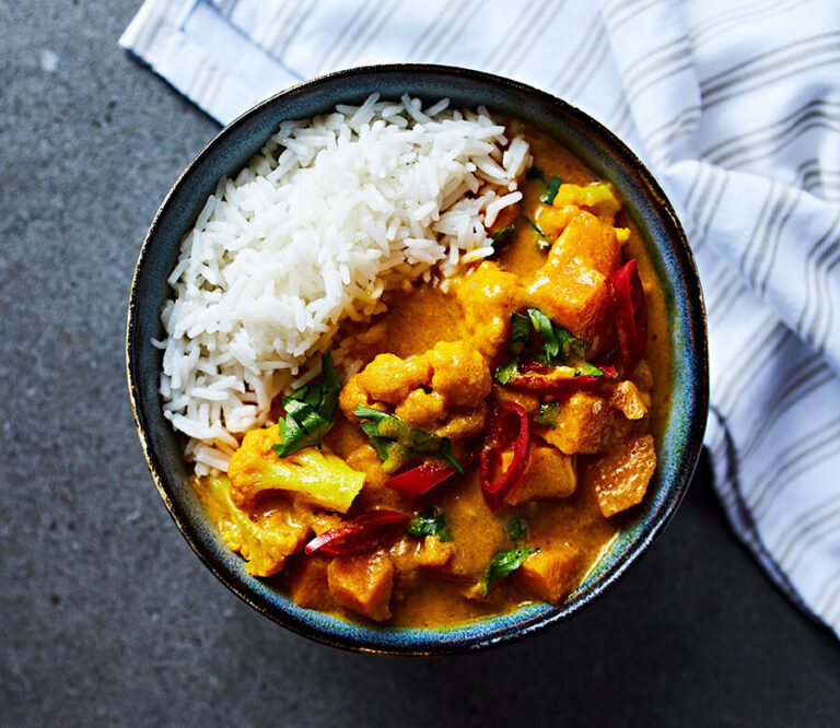 Würziges Curry mit Reis und frischem Gemüse