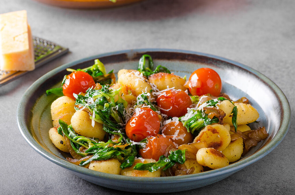 Gebratene Gnocchi mit Tomaten, Spinat und Parmesan