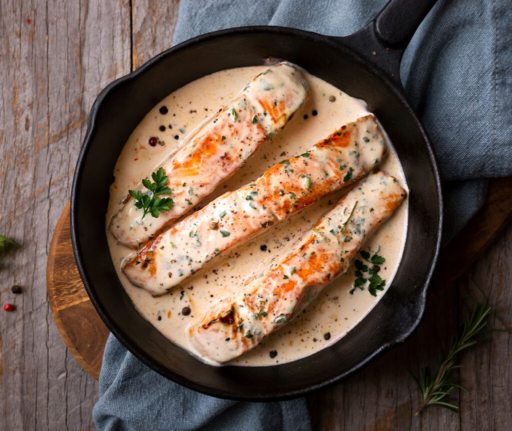 Gebratener Lachs in cremiger Sahnesauce