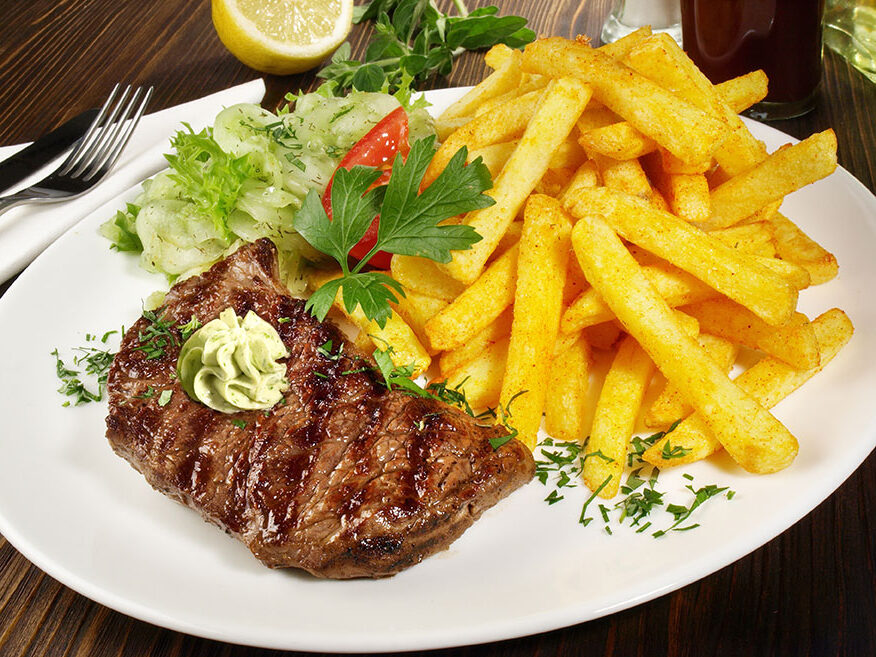 Saftiges Rumpsteak mit Pommes frites und Salat